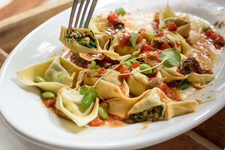 Cappellettoni de coelho, pimenta verde, azeitonas, ragu de cogumelo: um dos pratos do almoço especial do Mesa III em homenagem ao coelho da Coelho Real