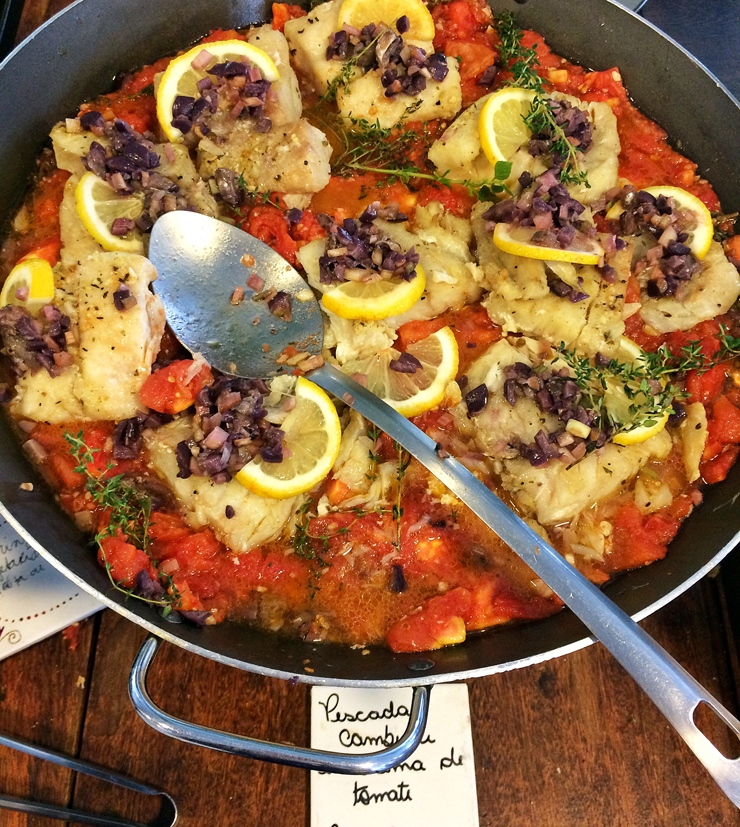 Suculentas postas de pescada cambucu com tomates assados do Elvira Coffe & Kitchen