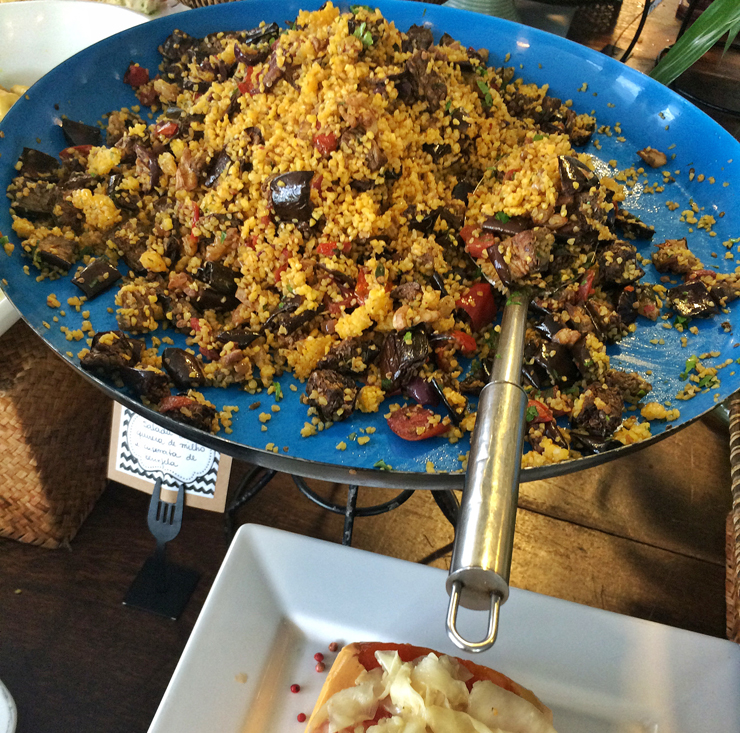 Salada de grãos com tomate e berinjela assados