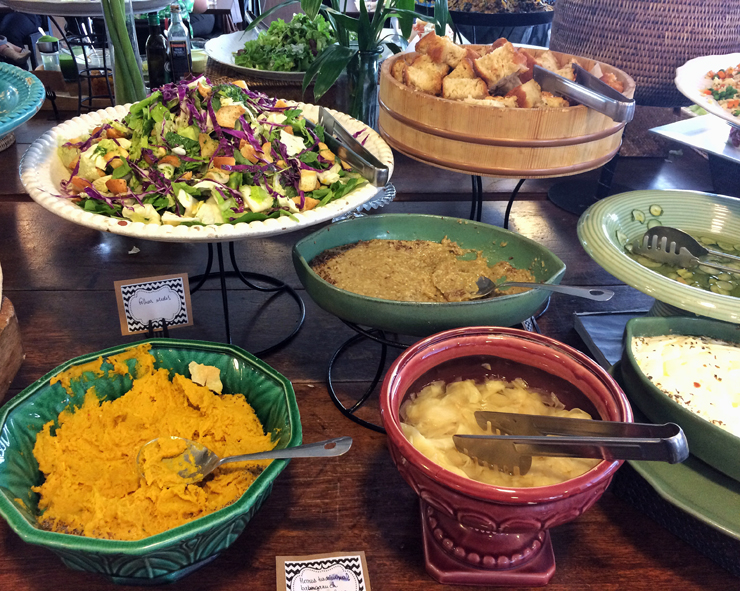 Humus feito na casa, purê de abóbora, focaccia, saladas: um pouco do ótimo bufê do Elvira Coffee & Kitchen