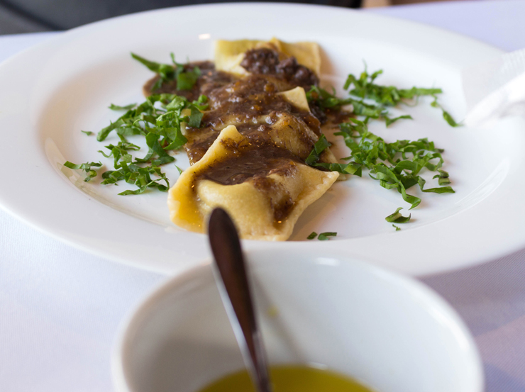Ravióli de rabada com couve: almoço no Entre Vilas