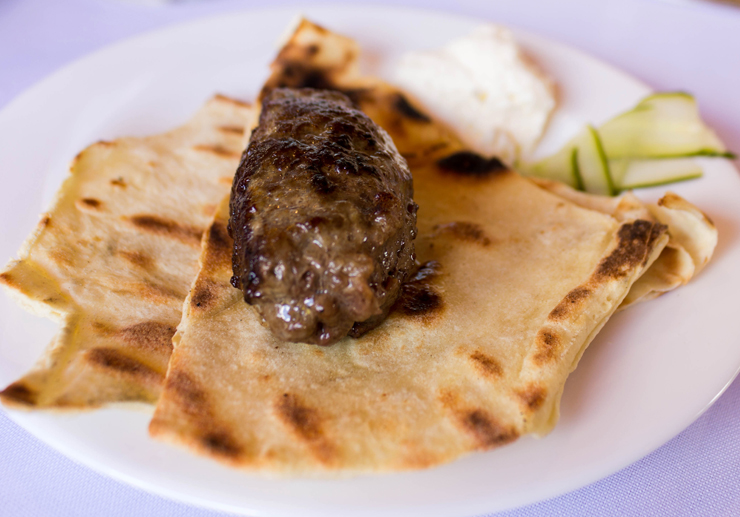 Uma das sugestões de entrada do menu degustação do Entre Vilas: kafta de cordeiro, coalhada e pepino