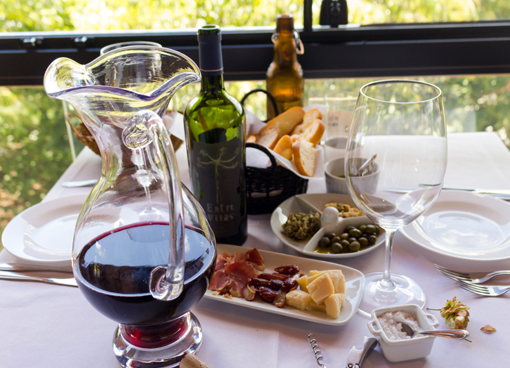 Vinho natural produzido no Entre Vilas, queijos e embutidos artesanais de produtores locais, azeite feito na casa e uma tremenda vista para o campo: que dia