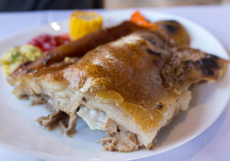 Porco de leite com legumes da estação