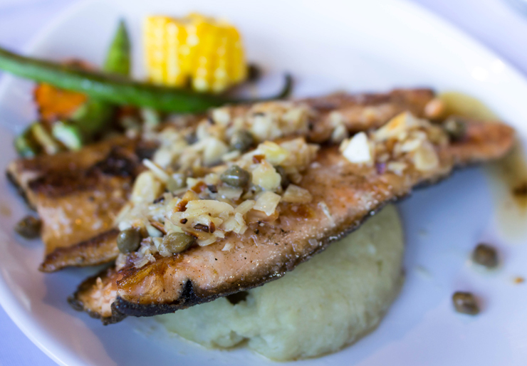 Truta, purê de batata doce e legumes da estação: você pode encontrar esse prato no menu degustação do Entre Vilas