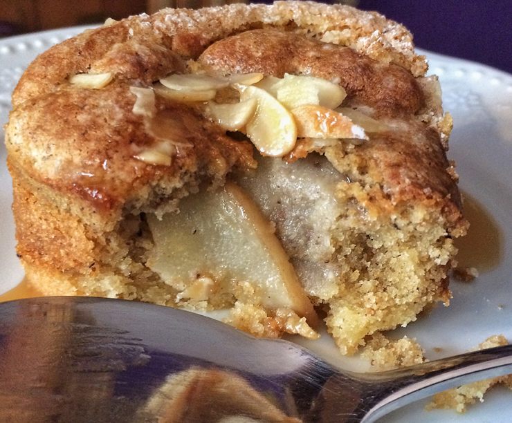 Torta de pera com massa de farinha de amêndoas do Sweet Café, em Pinheiros