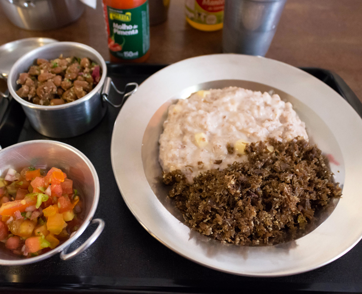 Ótima paçoca de carne de sol com arroz de leite e queijo coalho, feijão de corda e vinagrete do Jesuíno Brilhante 