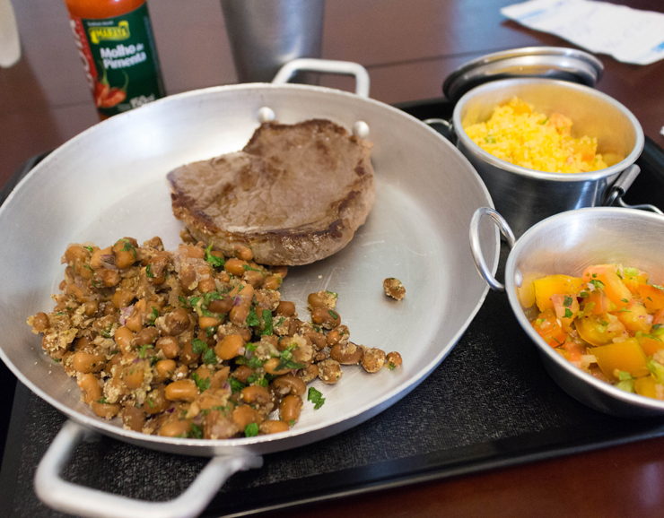 Carne de sol na chapa, feijão de corda, cuscuz e vinagrete do Jesuíno Brilhante.