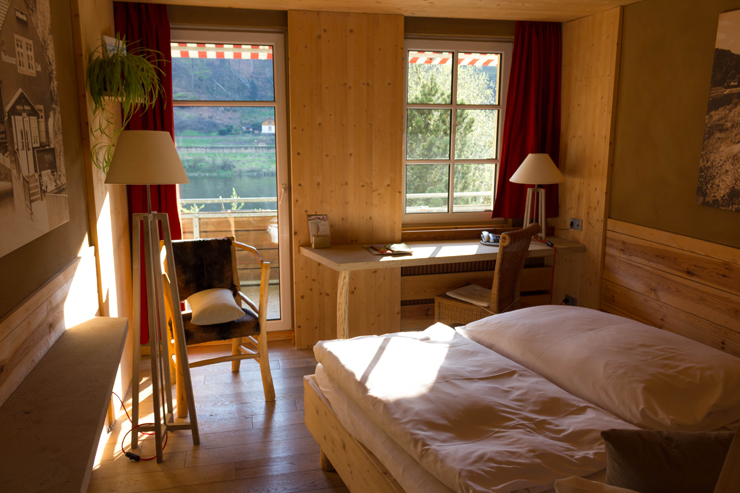 Meu quarto no hotel Helvetia: sol e o calmo barulhinho do rio Elba