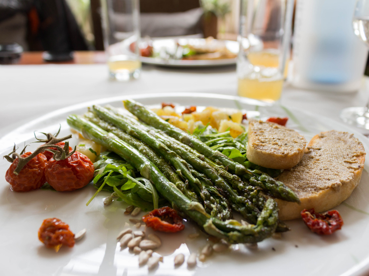Nos Bio Hotéis, como o Helvetia, 100% da comida é proveniente de produções orgânicas. Caso destes aspargos grelhados, tomatinhos e pães com pasta de grão de bico