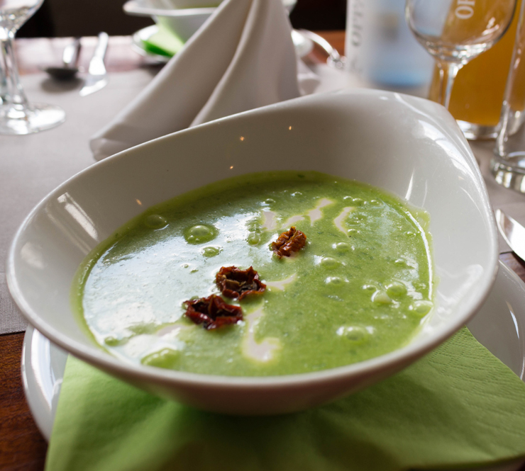 MARAVILHOSA sopa de alho selvagem, batata, creme azedo e tomate seco orgânico feito na casa. Hotel Helvetia, Schmilka