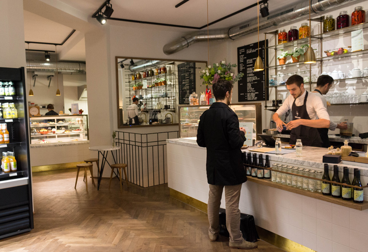 Ambiente do café/rottisseria/doceria Candy On Bone, em Berlim