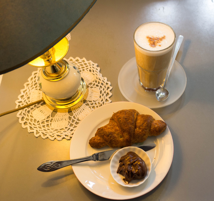 Macchiato com leite de coco, croissant com espelta (primo do trigo) e gianduia artesanal do No Milk Today