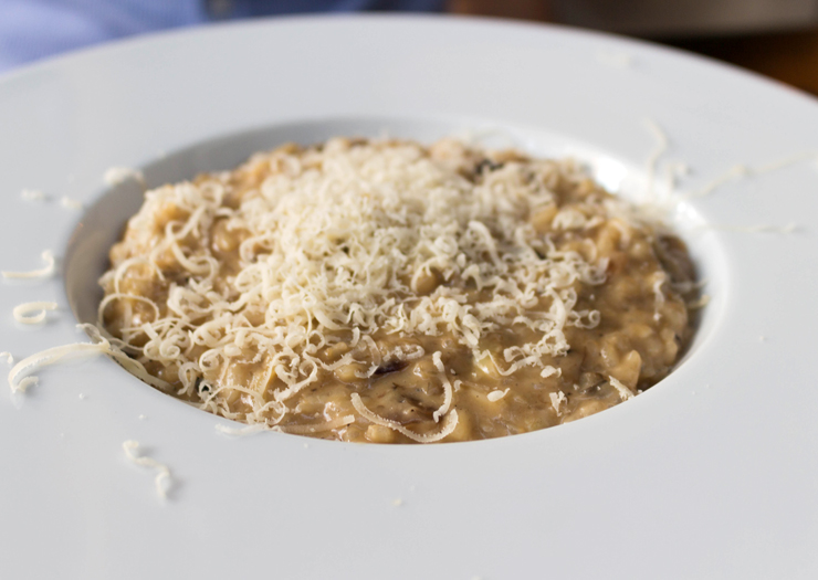 Opção de prato principal: risoto de cordeiro com cogumelos e cebola caramelizada