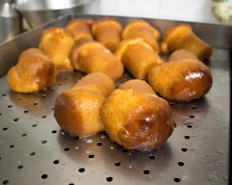 ABSURDAS Babá au rum da Pasticceria Sirica, em Nápoles 