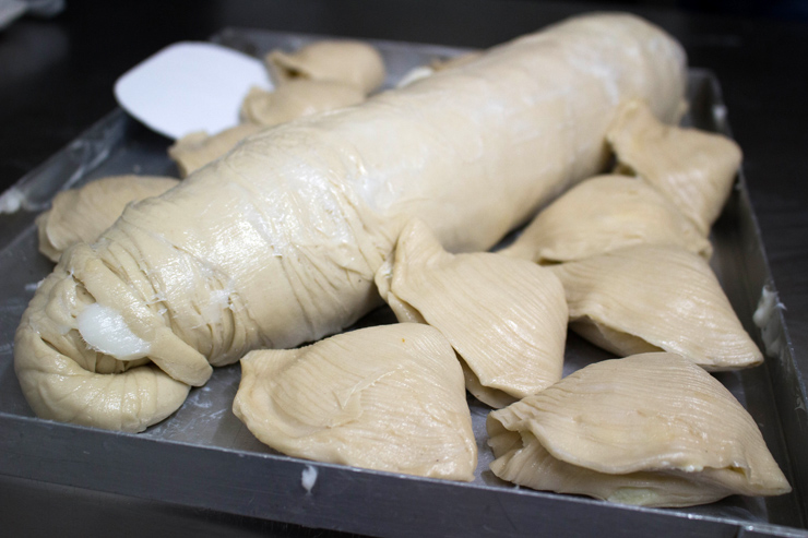 Massa da sfogliatella aberta e coberta com banha de porco: depois de descansar uma noite é cortada em formato de concha e recheada