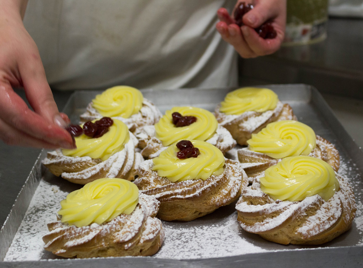 Zepolla: massa choux aeradíssima com creme de confeiteiro e amarena da Pasticceria Sirica, em Nápoles