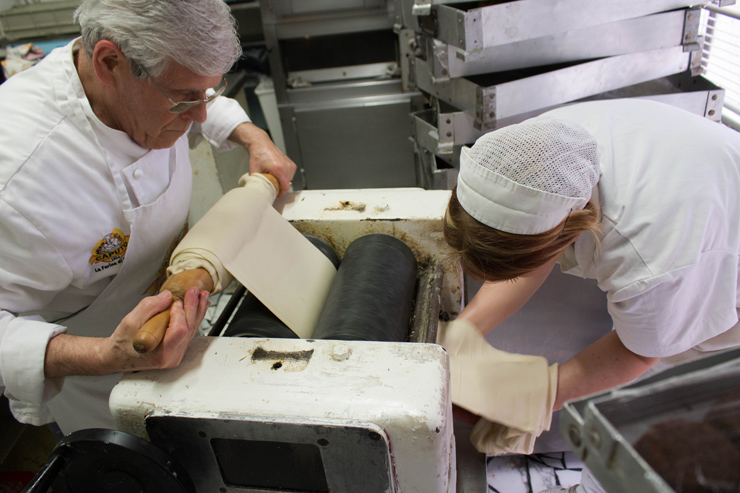 Sabatino Sirica preparando a massa da Sfogliatella