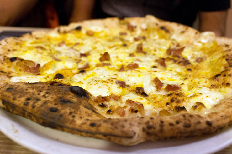 Pizza Carbonara da 50 Kaló, em Nápoles