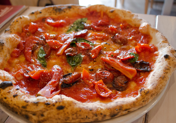 Uma das pizzas mais sensacionais que já comi, da Pizzeria Salvo Francesco & Salvatore: cinco tipos de tomates locais preparados de cinco maneiras diferentes (confit, assado, grelhado, cru, refogado e defumado)