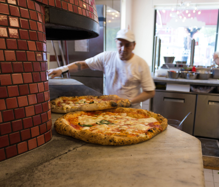 Um dos dois fornos da Pizzeria Salvo. Para mim, a melhor de Nápoles