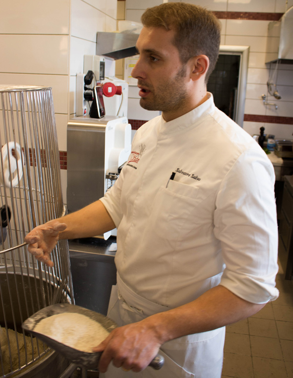 Salvatore Salvo preparando a massa da pizza 