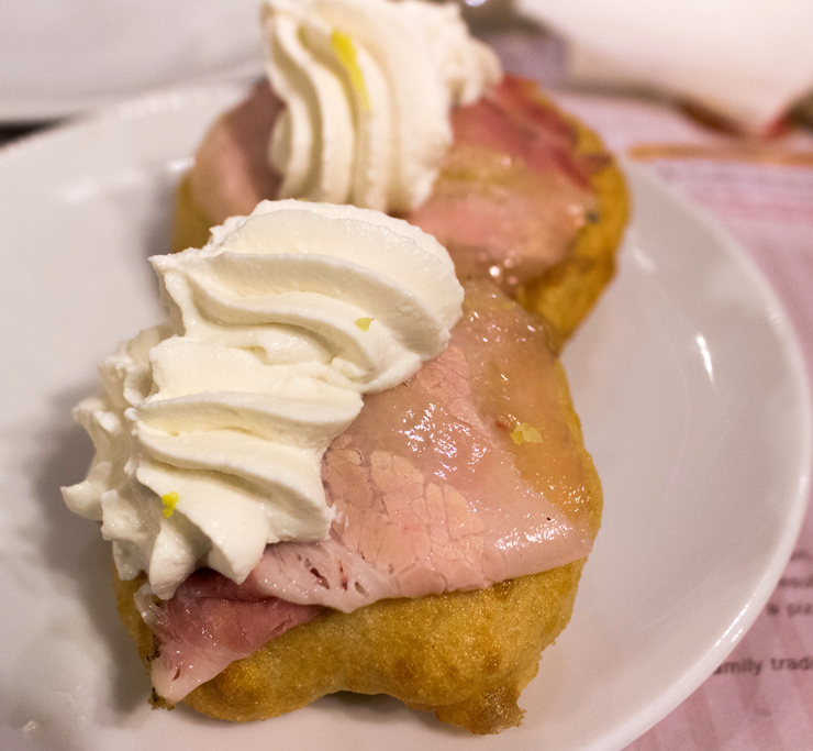 Pizzas fritas com ricota e pancetta da Pizzeria da Concettina ai Tre Santi, em Nápoles