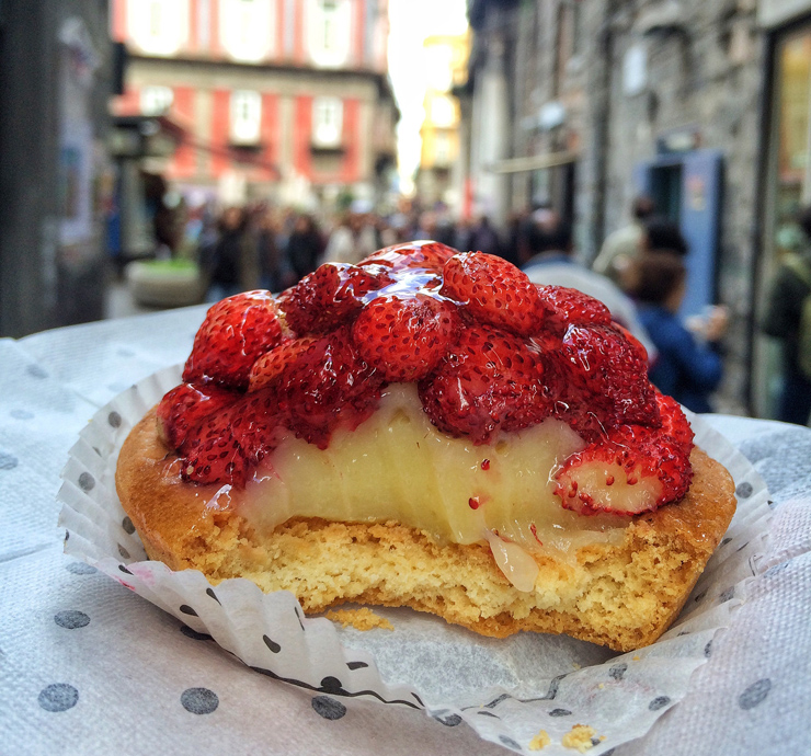 Tortinha de Fragolini del bosco e creme de confeiteiro da Leopoldo, em Nápoles 