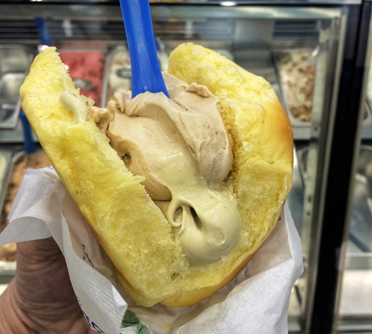 Gelato artesanal no brioche na Gelateria Menella, em Nápoles