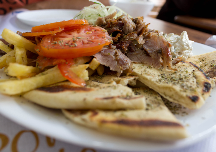 Gyros - o churrasco grego - misto de boi e porco no prato. No novo Taberna Grega, nos Jardins