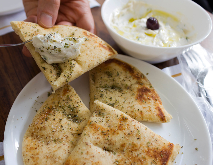 Tzatziki: pasta de iogurte, pepino, azeite, vinagre e alho, ótima para acompanhar as carnes ou como entrada