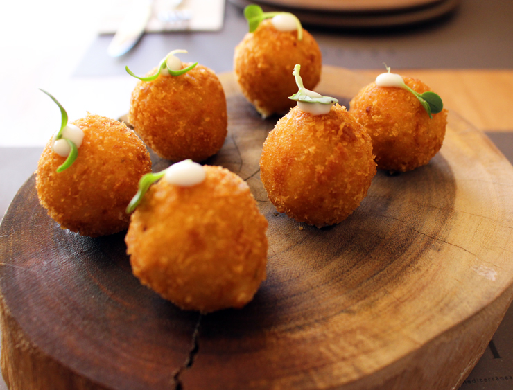 Excelentes croquetas de alho poró e queijo de cabra do Tanit