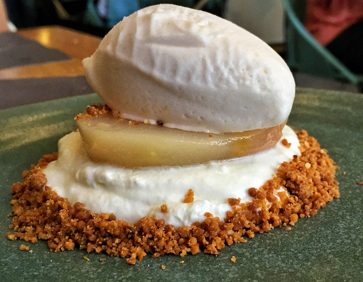 Pera cozida com mousse de iogurte, crumble de macadâmia e sorvete de pera (R$ 19)