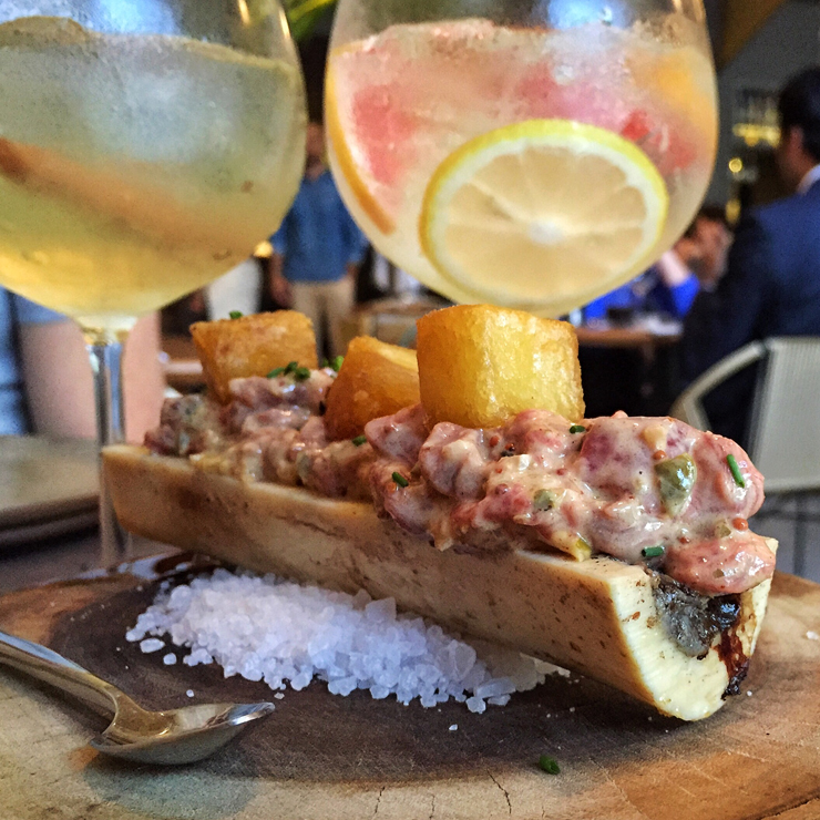 Steak Tartar (R$ 47) do Tanit: com ossobuco e batatas crocantes 