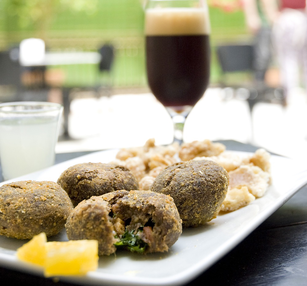 Bolinho de feijoada recheado com couve, da chef Katia Barbosa: presente no Festival Fartura São Paulo