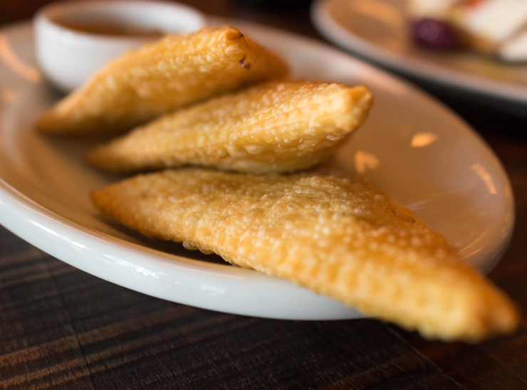 Pastel de bacalhau (R$ 29, 3 unidades) do novo Adeguinha Santiago: recheio cremoso e fritura nota 10