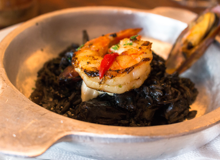 Paella negra - com tinta de lula. A meia porção serve bem uma pessoa.