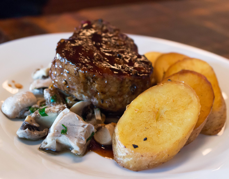 Para quem quer carnão: o bife à Adega Velha é o mais interessante de todos do menu 
