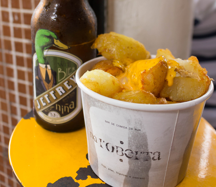 Para comer enfiando a mão e lambendo os dedos: batatas cozidas e fritas, regadas com aioli de urucum