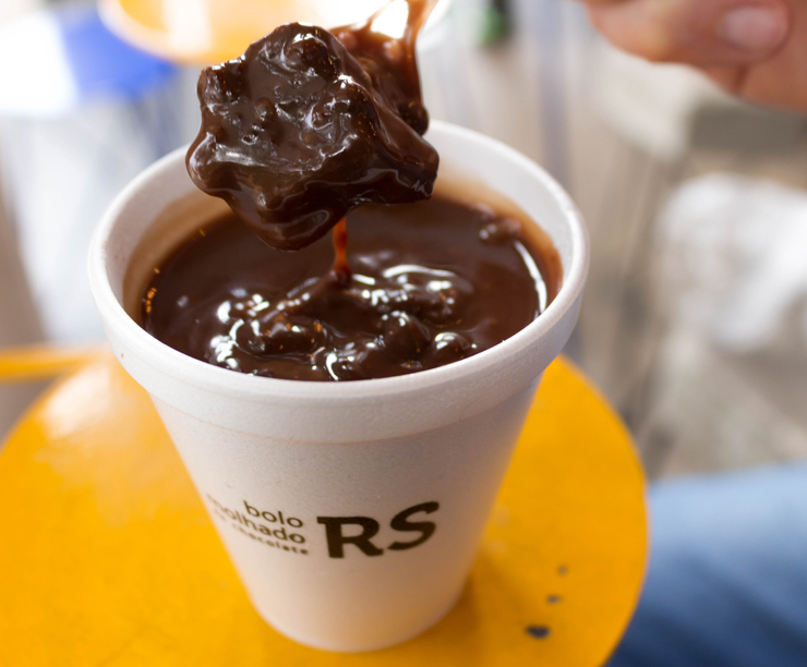 Não perca o bolo molhadíssimo de chocolate coberto por ganache de chocolate (R$ 18).