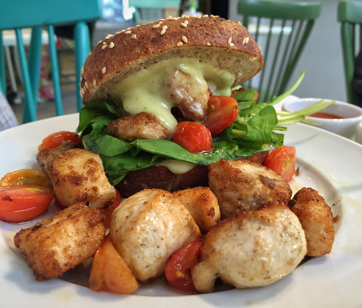 O menu do almoço inclui bons sanduíches como o que traz pão de hambúrguer com cubos de frango com cúrcuma, tomate cereja, rúcula e maionese artesanal de coco e curry (R$ 23)