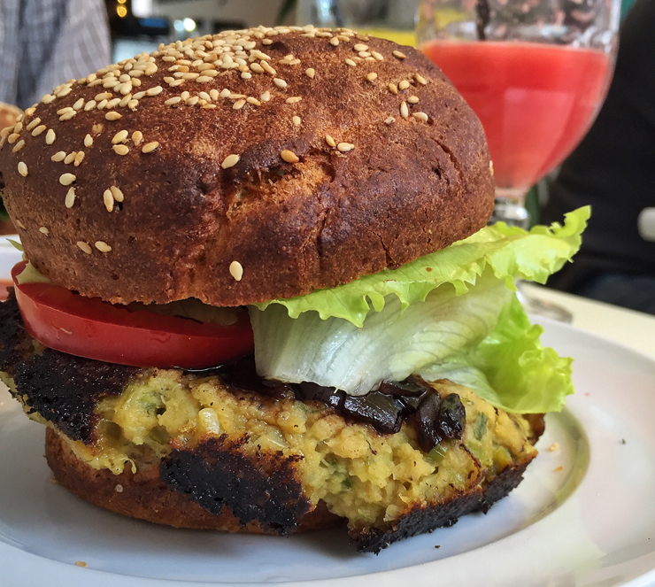 Hambúrguer de quinoa e grão de bico com tomate, cebola, catchup e maionese de painço artesanais (R$ 25). 