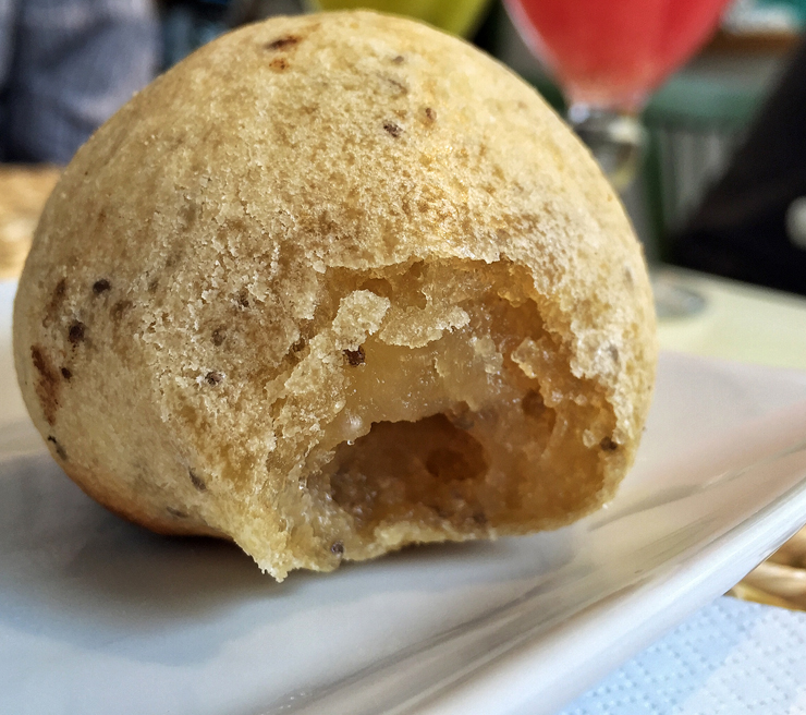 "Pão de queijo só que não" da nova Grão Fino: polvilho azedo, chia, batata doce e azeite