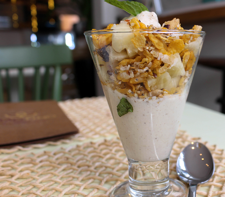 Para começar o dia: iogurte de leite de castanha de cajú com granola e frutas da Grão Fino