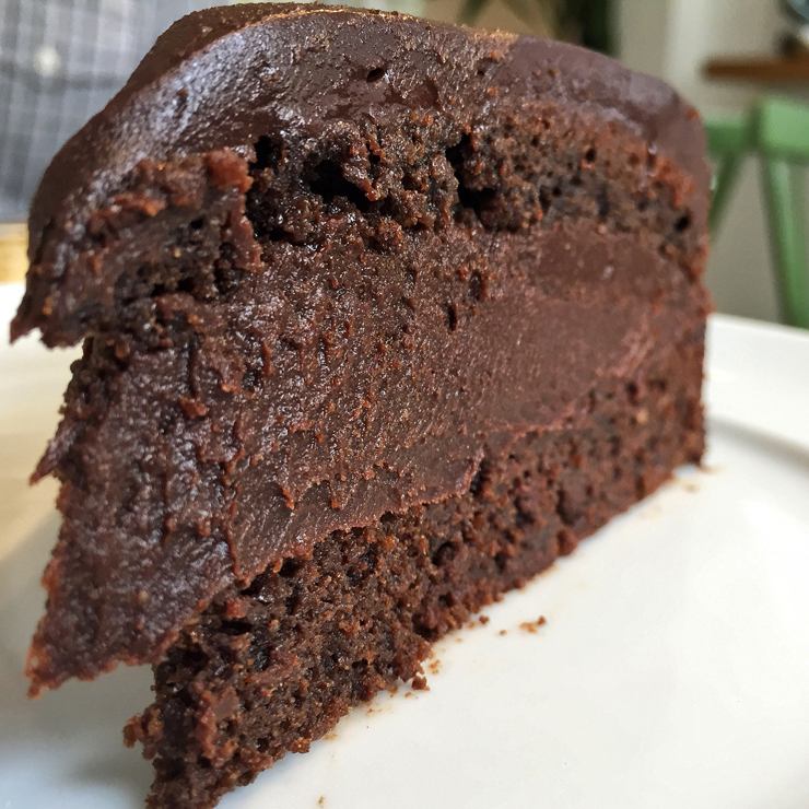 Não pule as sobremesas jamais: são a melhor parte da casa. Delicioso, o bolo brigadeiro é feito com chocolate 75% cacau, leite condensado de amêndoas e massa a base de farinha de arroz (R$ 15). 