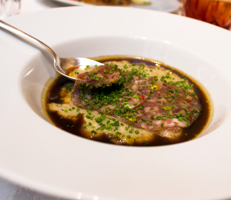 Polenta taragna leva boa dose de taleggio e salame fresco da casa de textura cremosa 