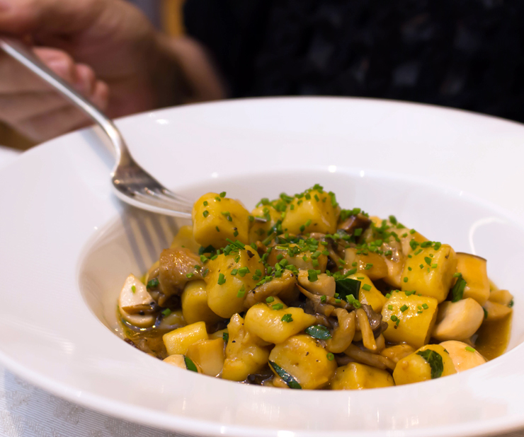 O que se vê hoje em seu novo empreendimento – Salvatore Loi -, é o chef em seu melhor. Menu criativo, delicado, ousado e que revê algumas receitas tradicionais com maestria. O comensal não encontrará espaguete cacio e pepe ou nhoque ao pesto: ainda bem, por que São Paulo parece parada no tempo quando se trata de cozinha italiana. Loi finalmente está livre. Na foto, o Imperdível o imperdível nhoque de batata com cogumelos e demi glace de vitela do executivo do novo Salvatore Loi