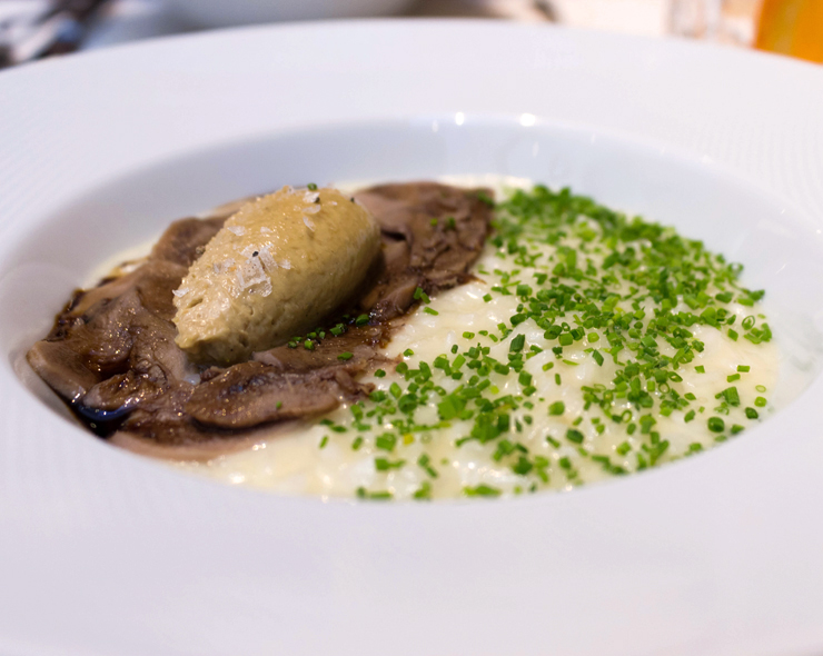 Risoto Rossini: arroz italiano preparado com prosecco, finas fatias de língua de vitela ao balsâmico envelhecido e quenelle de cremoso foie gras (R$ 75)