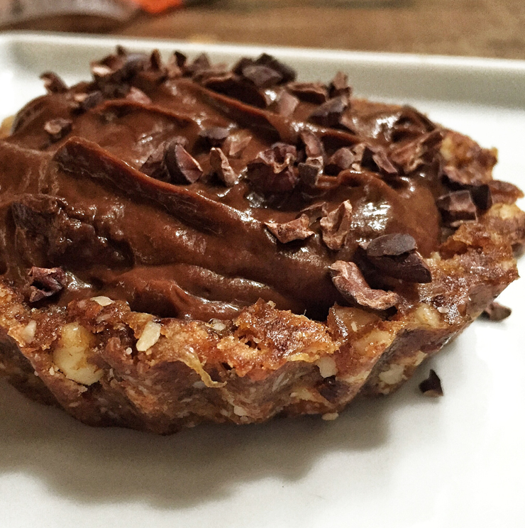 Deliciosa e com zero adição de tranqueiras: tortinha vegana com massa de tâmaras e amêndoas