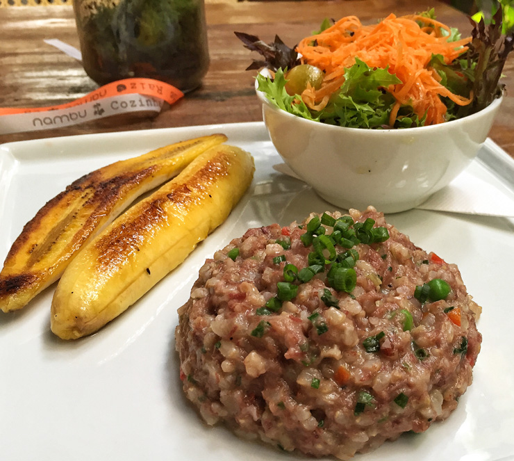 Sugestão do chef: arroz vermelho cremoso com carne seca, banana da terra grelhada e saladinha